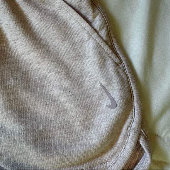 Nike Dy Fit Women’s Pink Athletic Shorts with Elastic Waistband Curved Hem Sz M - Picture 2 of 12